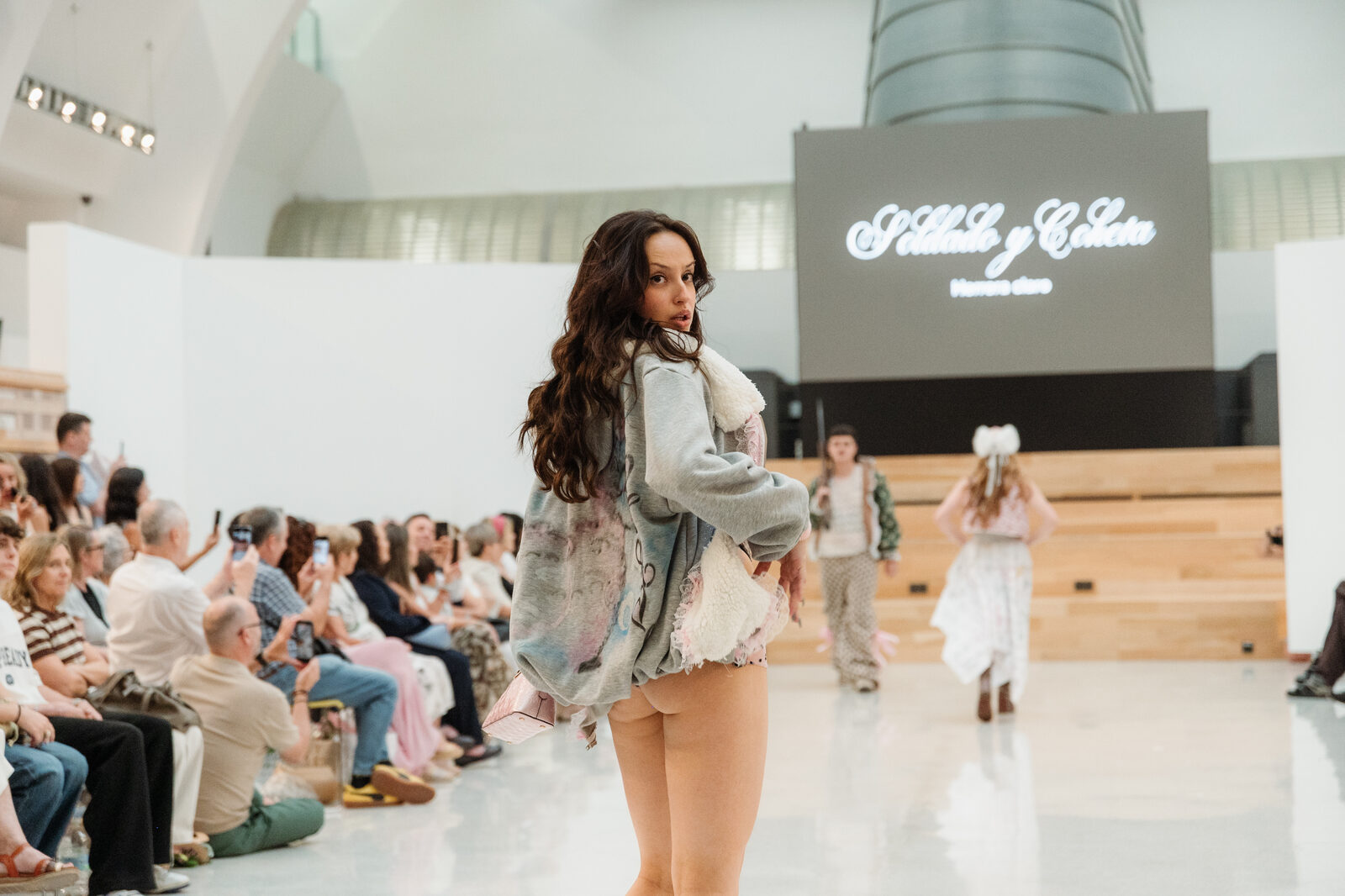 Desfile de Soldado y Coketa: modelo en la pasarela con un look de la colección