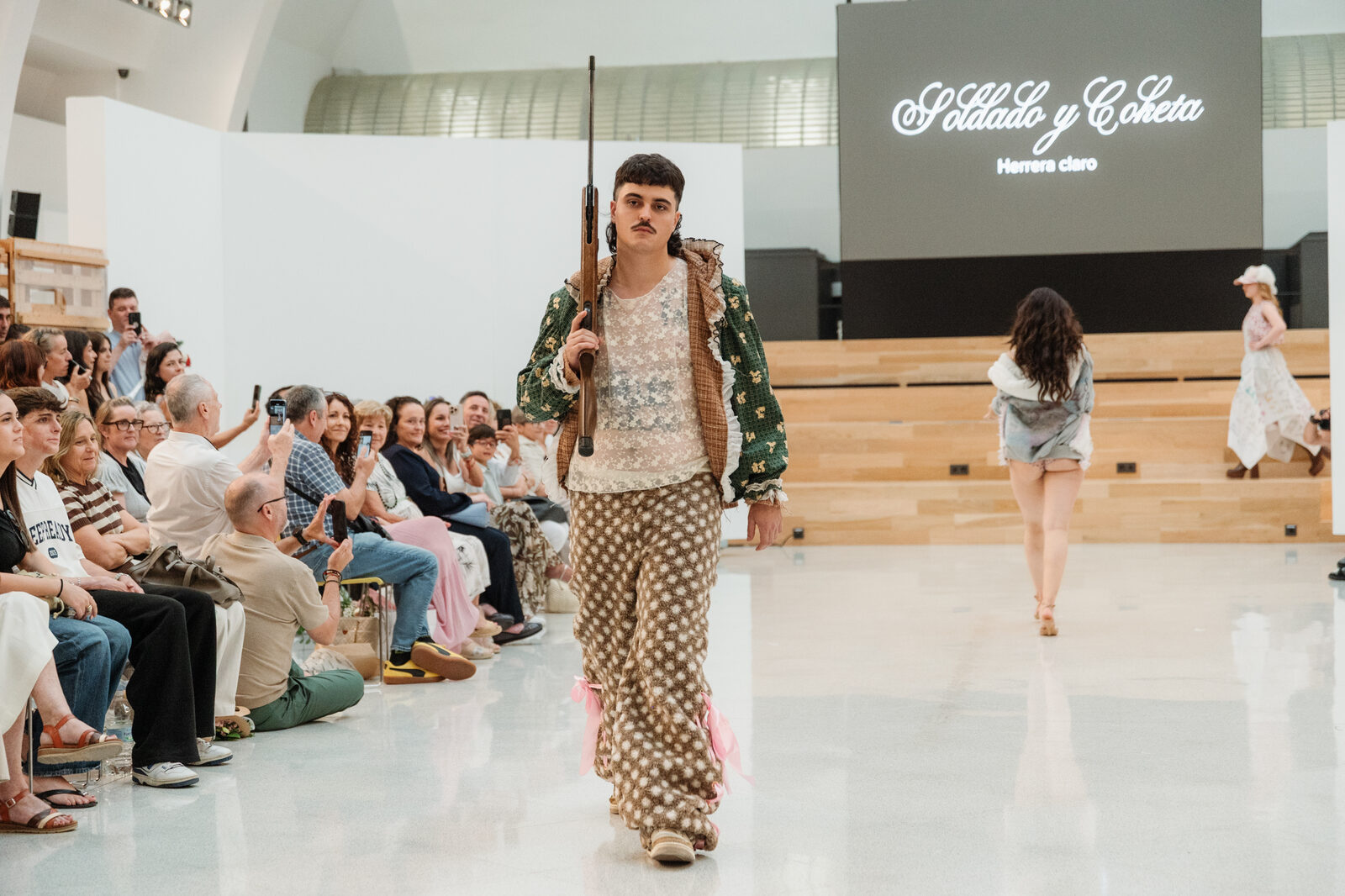 Desfile de Soldado y Coketa: modelo en la pasarela con un look de la colección