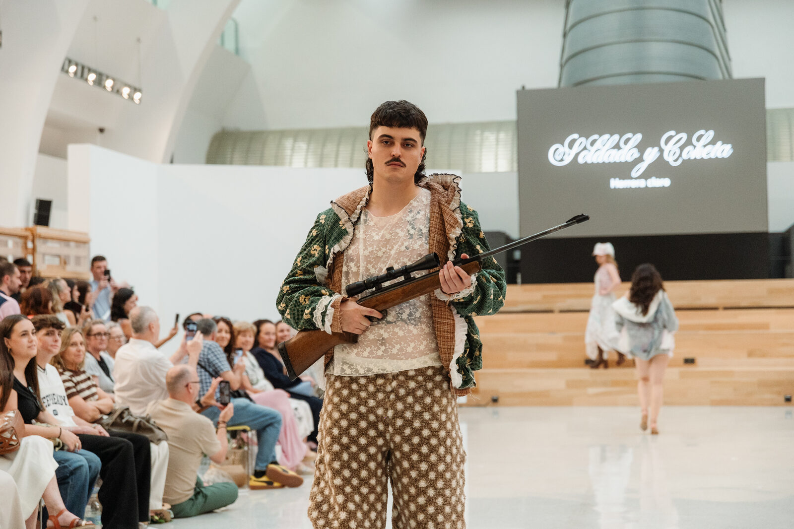 Desfile de Soldado y Coketa: modelo en la pasarela con un look de la colección