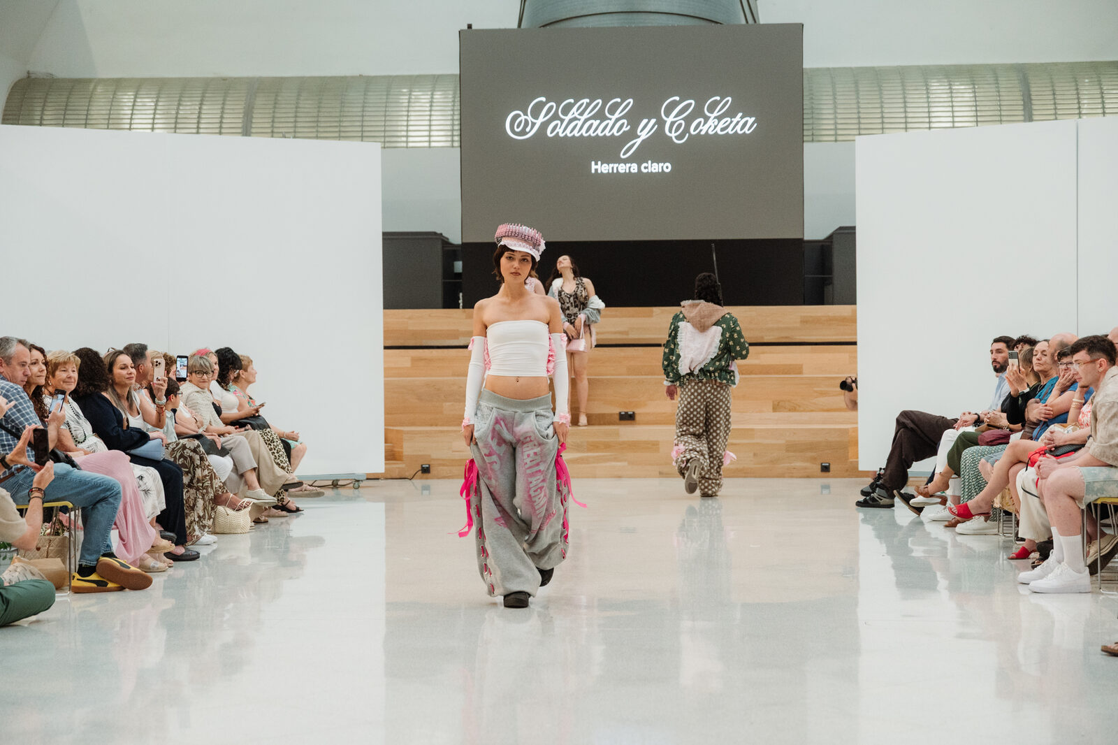 Desfile de Soldado y Coketa: modelo en la pasarela con un look de la colección