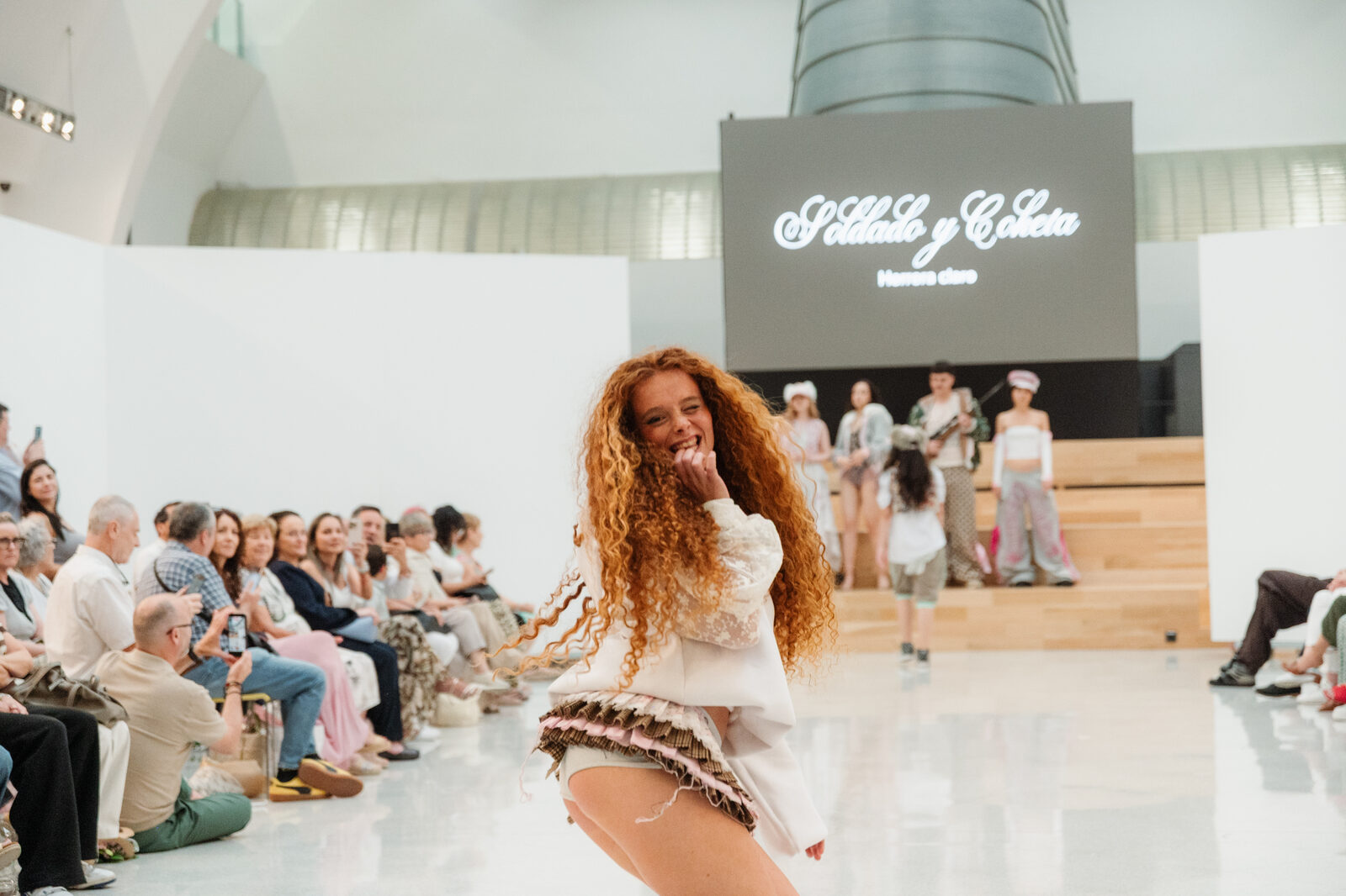 Desfile de Soldado y Coketa: modelo en la pasarela con un look de la colección
