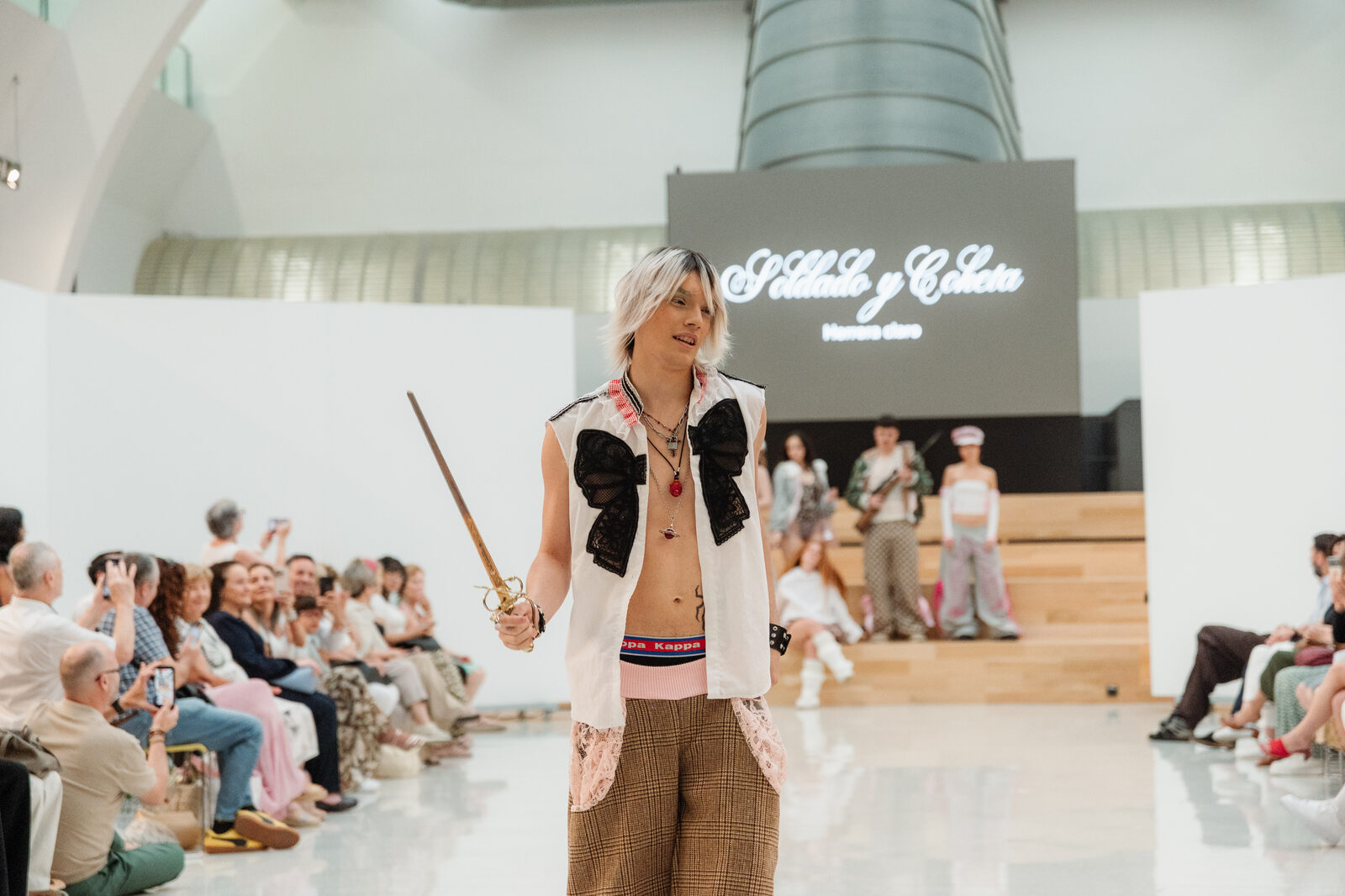 Desfile de Soldado y Coketa: modelo en la pasarela con un look de la colección