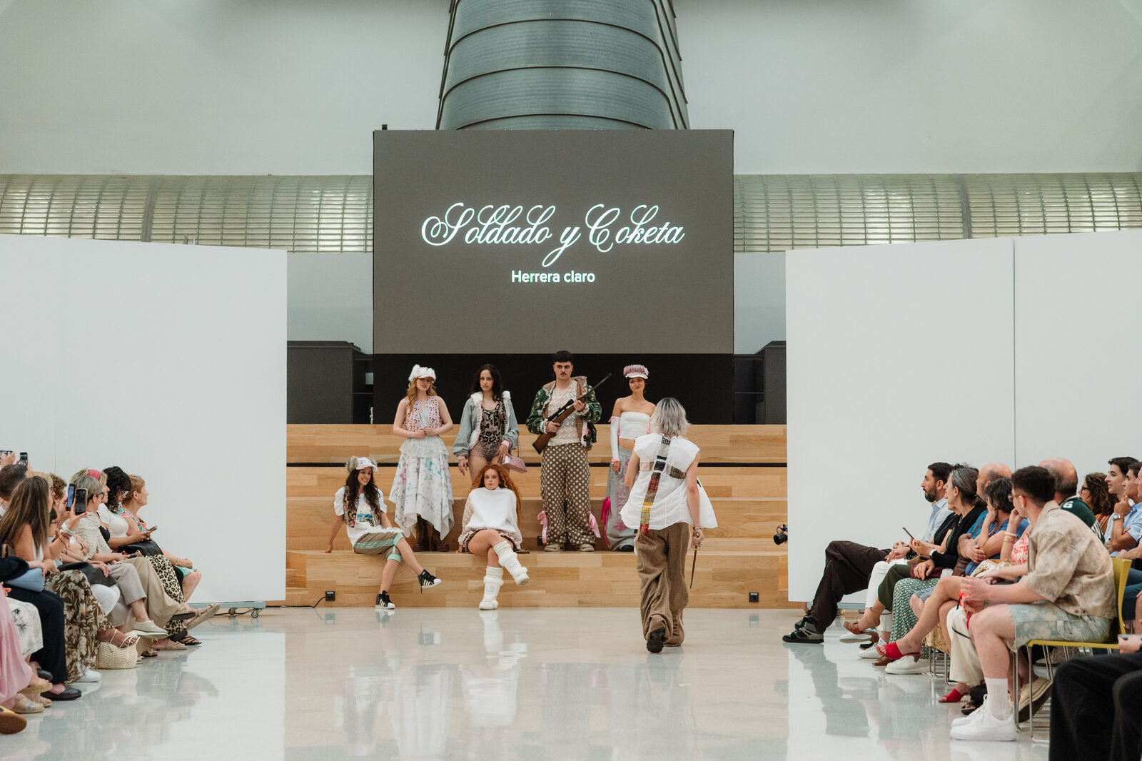 Desfile de Soldado y Coketa: modelo en la pasarela con un look de la colección