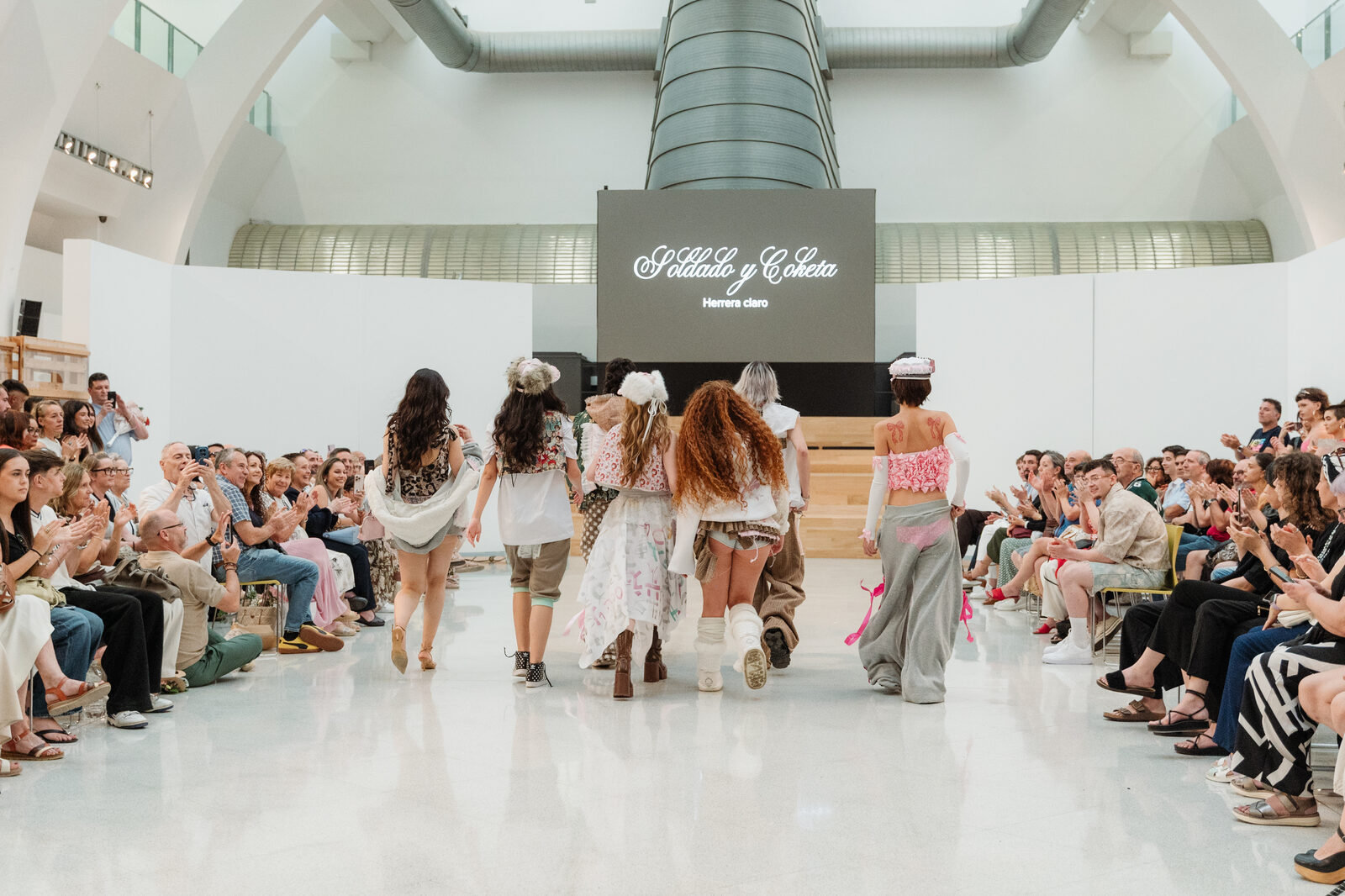 Desfile de Soldado y Coketa: modelo en la pasarela con un look de la colección