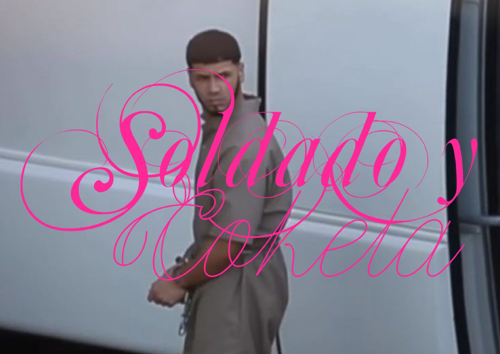 Modelo con el logo de Soldado y Coketa en rosa encima