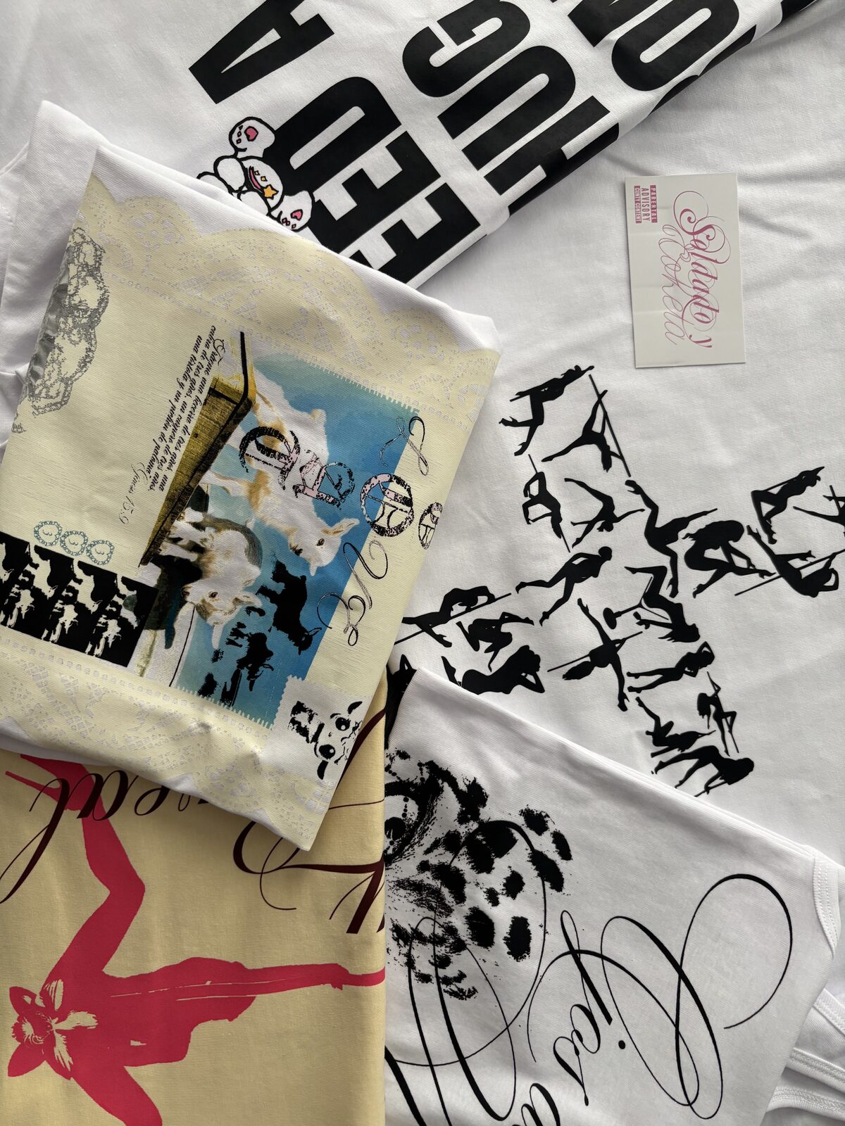 Camisetas estampadas de la colección apiladas