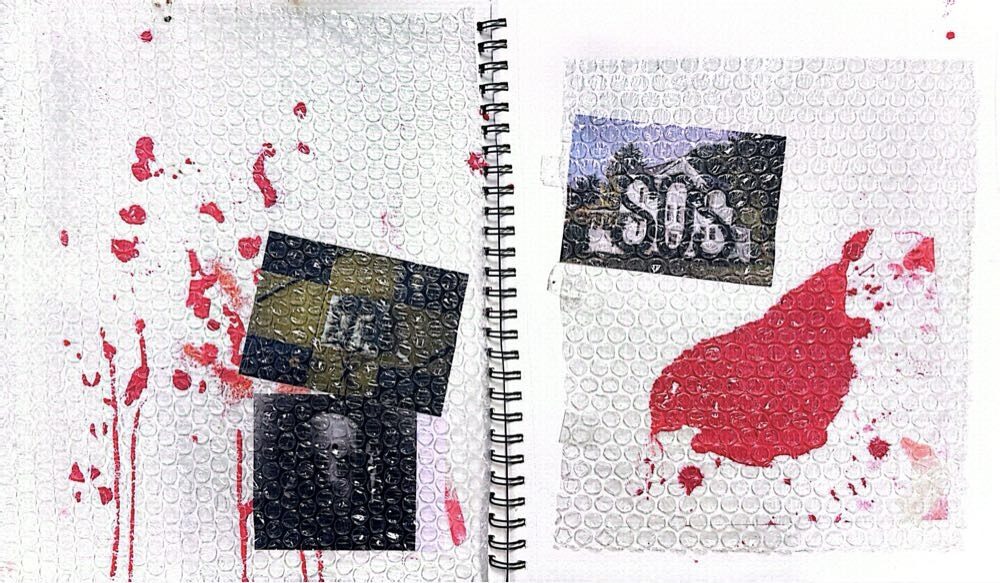 Cuaderno de bocetos con manchas rojas y collage